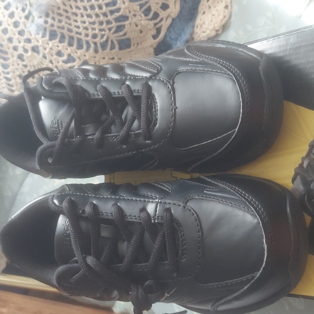 Women's size 9 slip resistant shoes